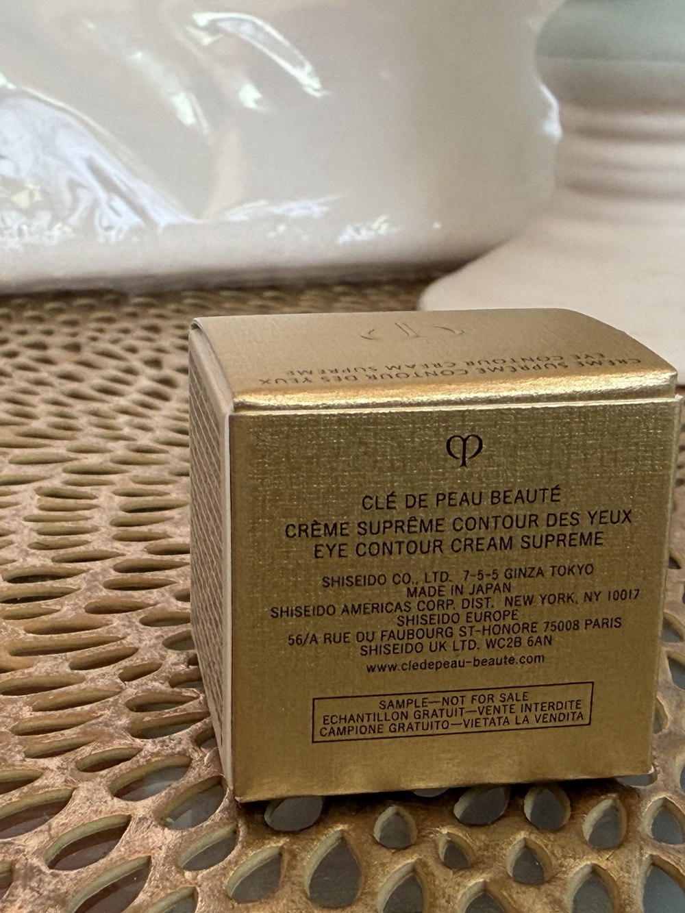 cle de peau Eye Contour Cream Supreme - gold - Picture 2 of 2
